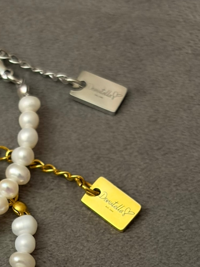 Narukvica s riječnim biserima i križićem