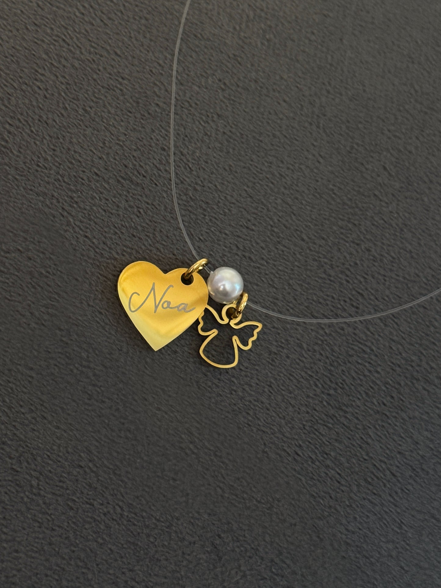 Nevidljiva ogrlica s gravurom i anđelom