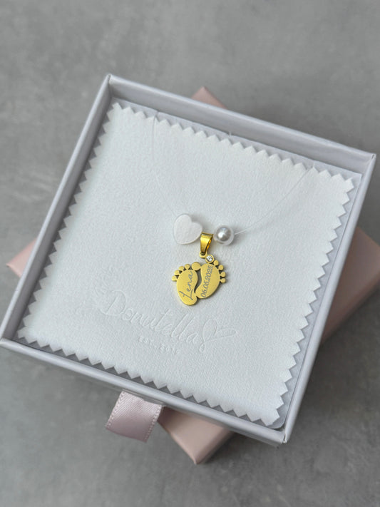 Nevidljiva ogrlica s gravurom na dječjim nožicama