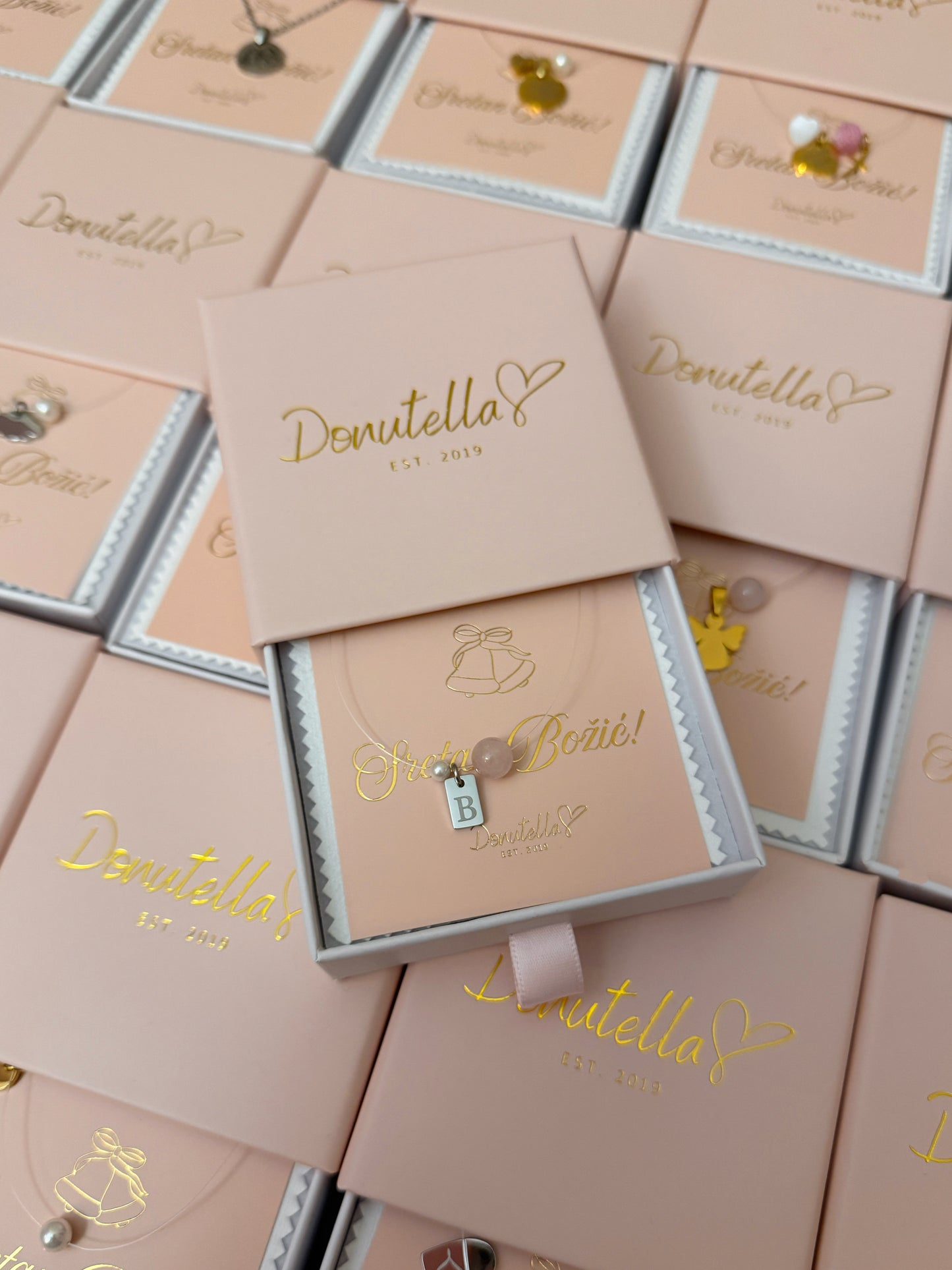 Nevidljiva ogrlica s gravurom inicijala