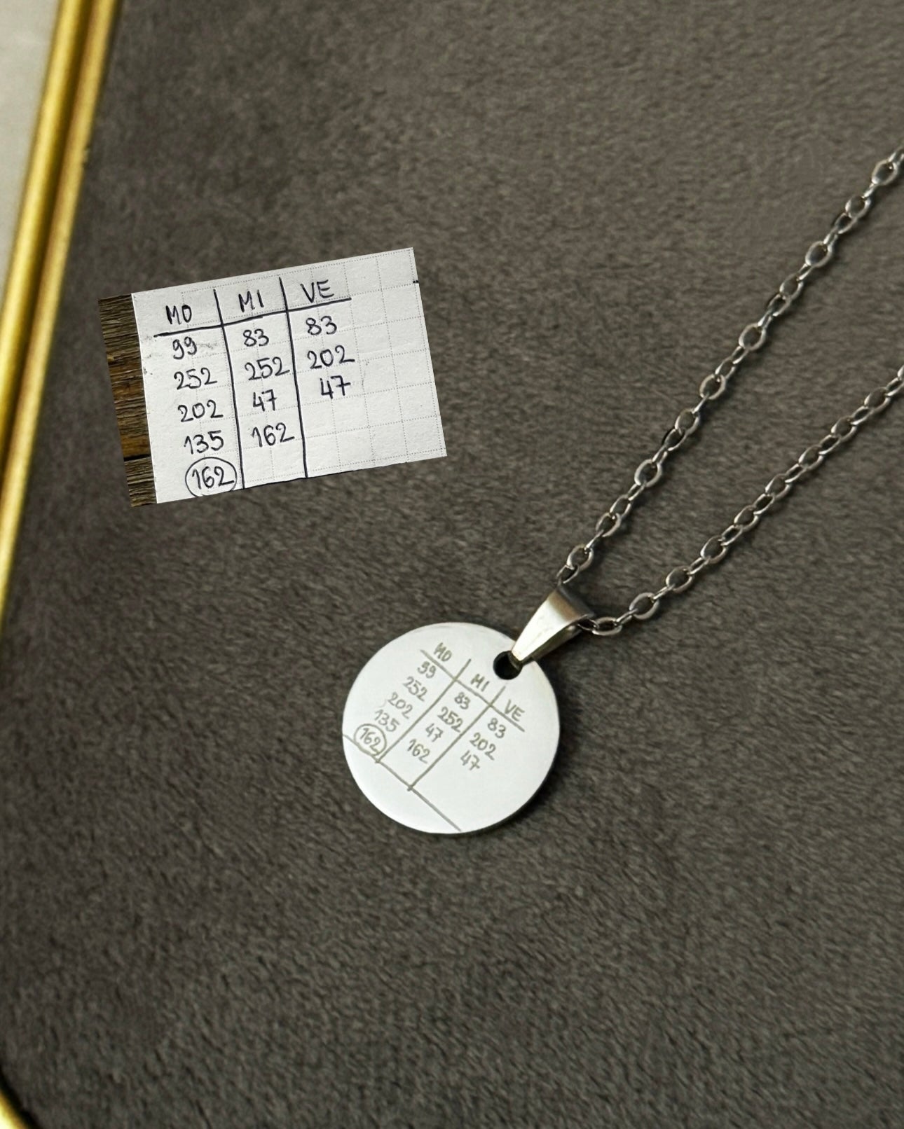 Čelična ogrlica s gravurom rukopisa