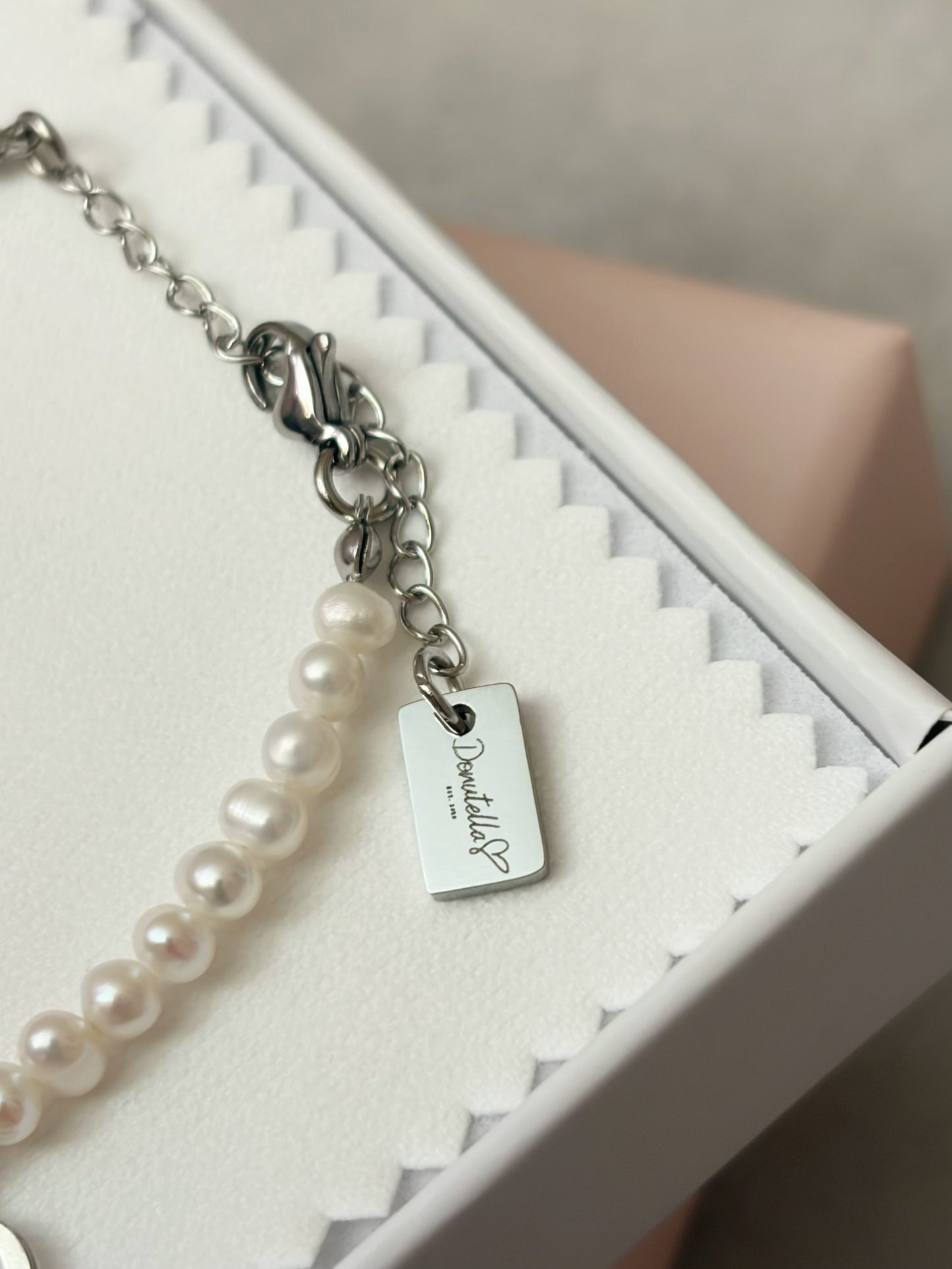 Narukvica s riječnim biserima i tri privjeska