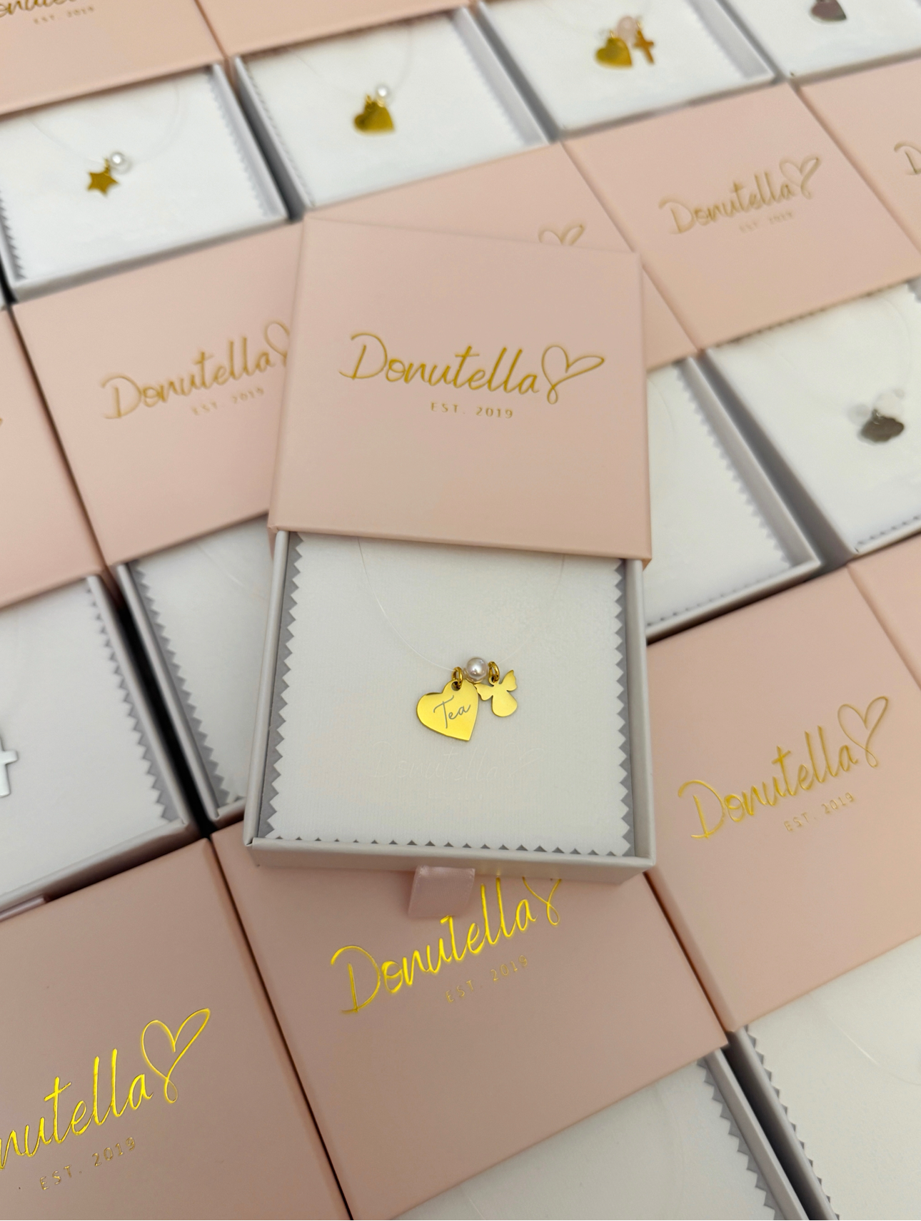 Nevidljiva ogrlica s gravurom i anđelom