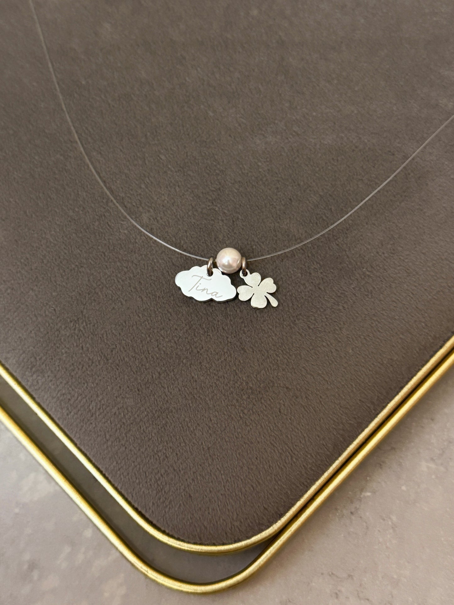 Nevidljiva ogrlica s graviranim oblakom i djetelinom