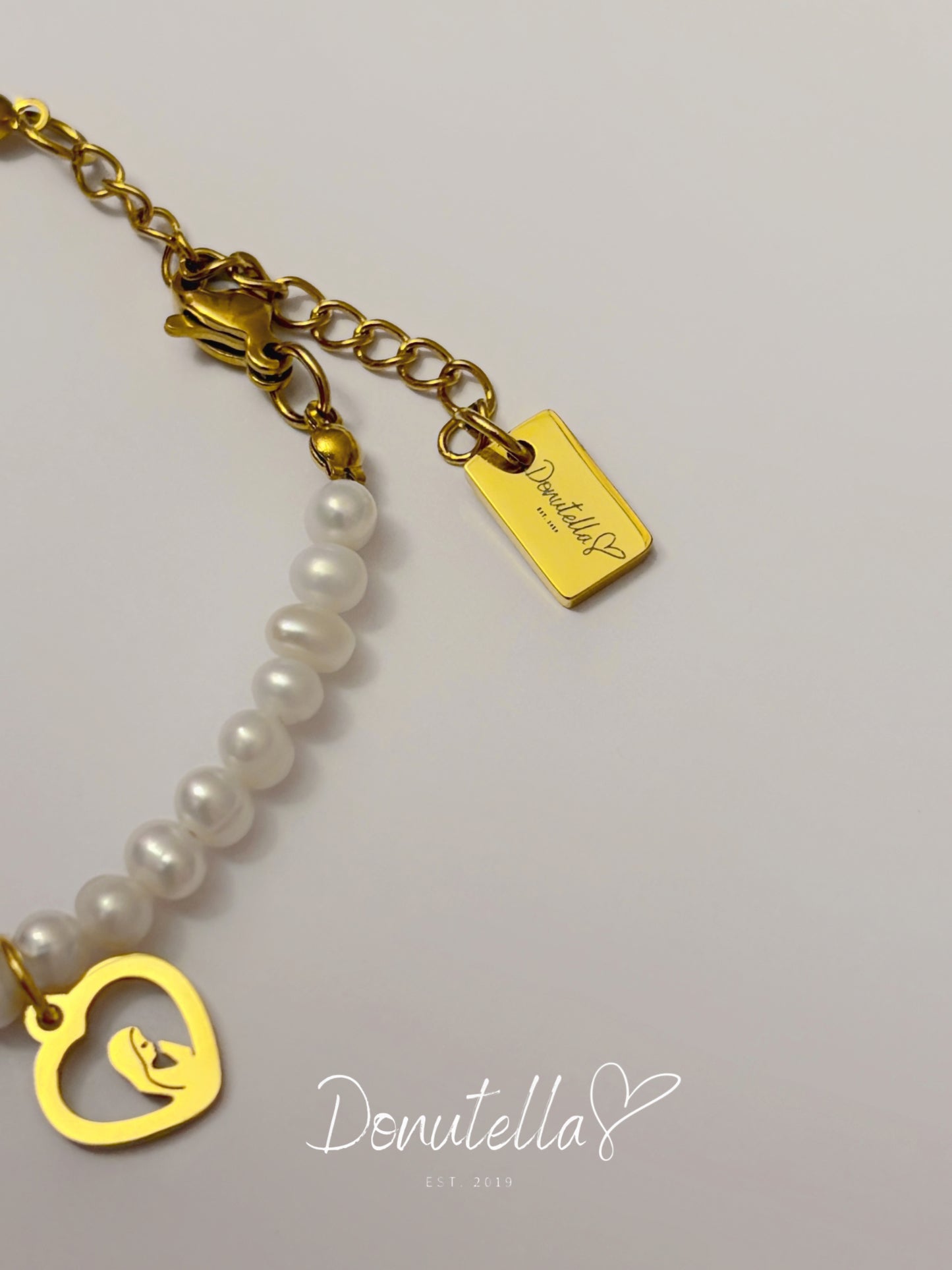 Narukvica s riječnim biserima i tri privjeska