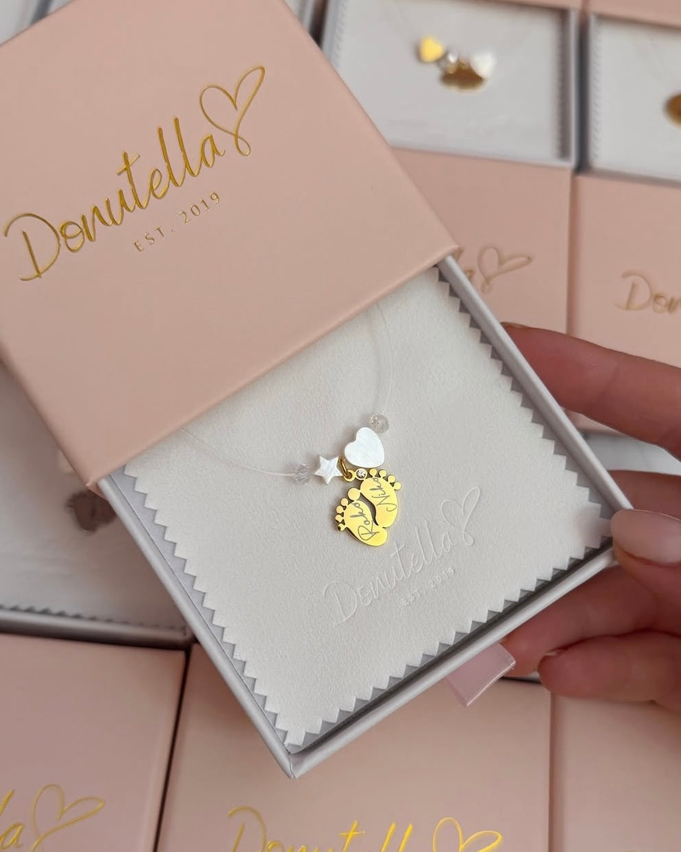 Nevidljiva ogrlica s gravurom na dječjim nožicama