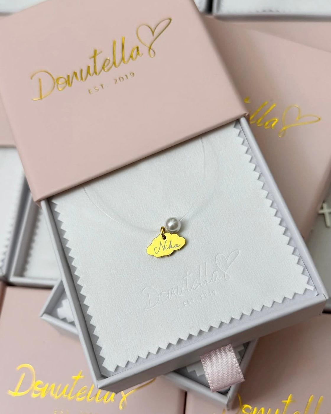 Nevidljiva ogrlica s graviranim oblakom i sedef perlom