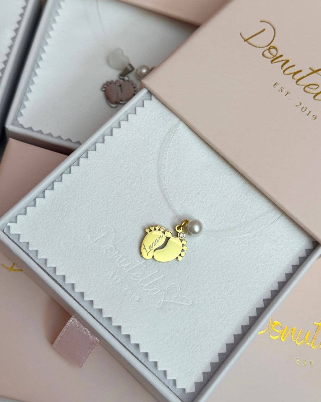 Nevidljiva ogrlica s gravurom na dječjim nožicama