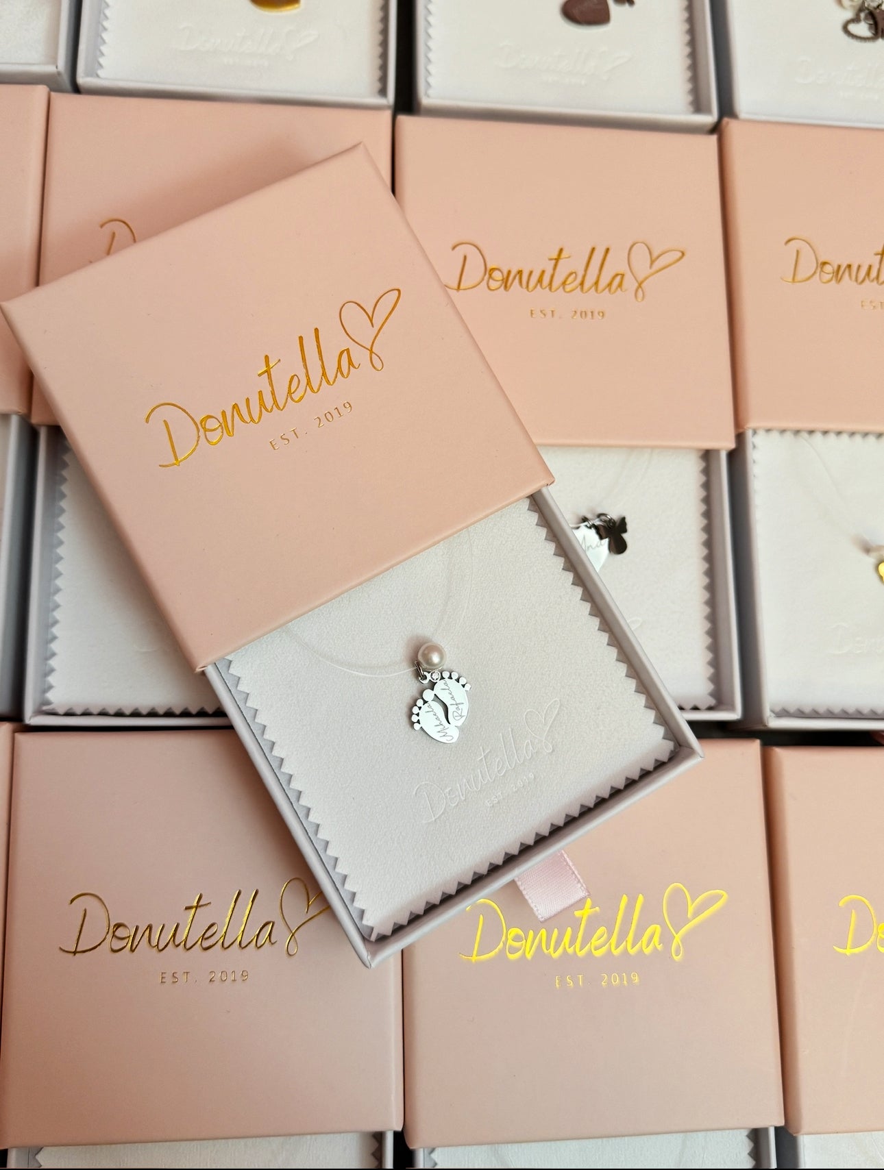 Nevidljiva ogrlica s gravurom na dječjim nožicama