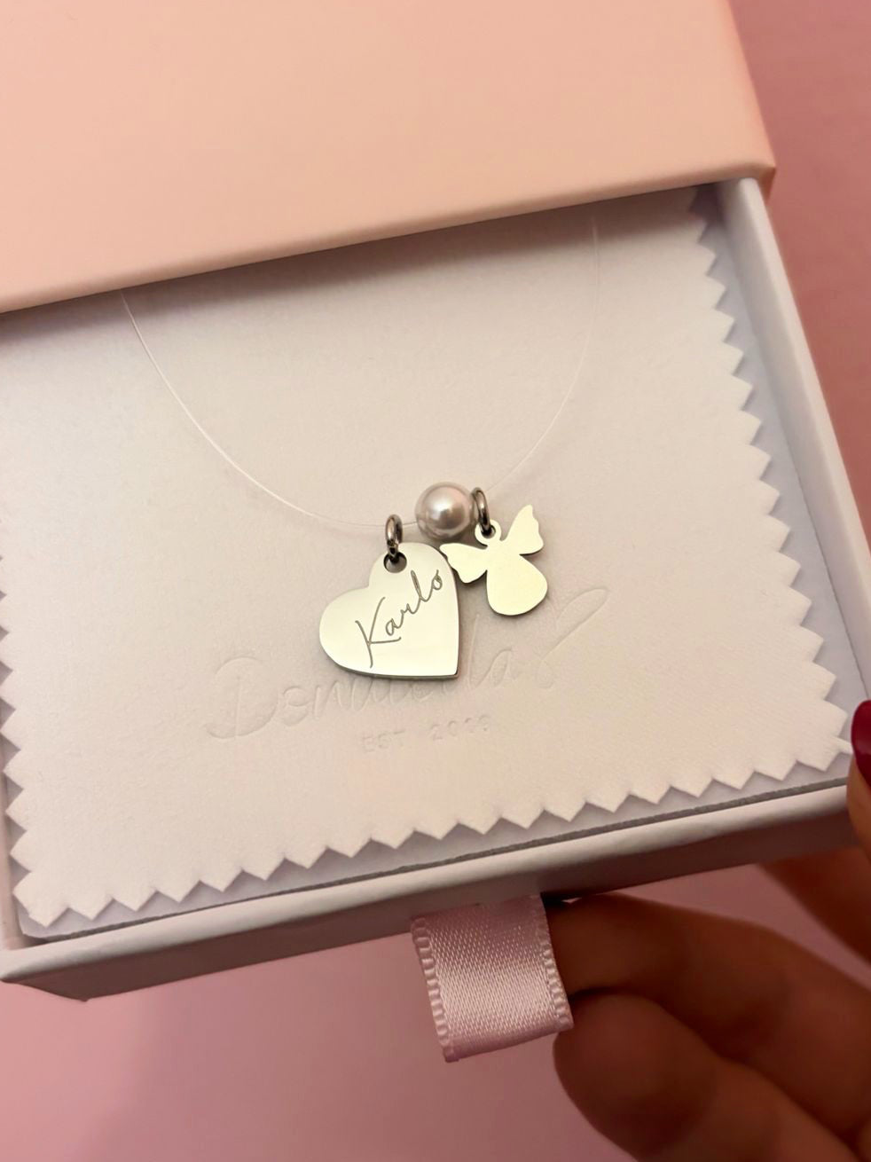 Nevidljiva ogrlica s gravurom i anđelom